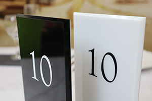 宴会テーブル札カット面