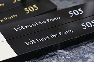 ダブルルームキーホルダー名入れ彫刻