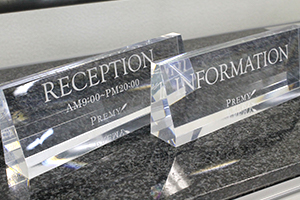 アクリルカウンターサインロゴ入れ